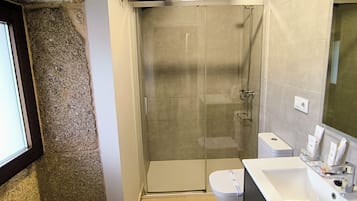 Douche, sèche-cheveux, serviettes fournies