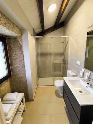 Shower, hair dryer, towels - Complete House with the best of a rural environment and just 1km from the beach (Laxe)