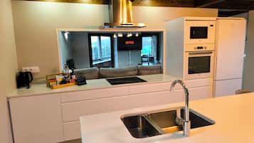 Frigorífico, microondas, horno y placa de cocina