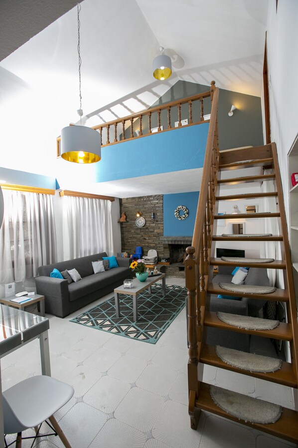 Een televisie en een open haard