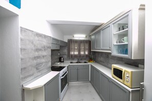 Een koelkast, een magnetron, een oven, een waterkoker