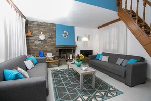 Een televisie en een open haard