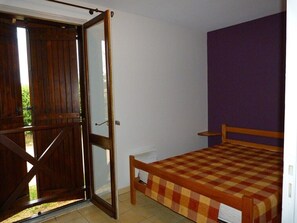 1 bedroom, iron/ironing board, travel cot, free WiFi