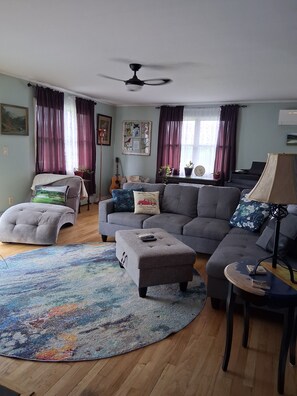 Smart-TV, Kamin, DVD-Player, Bücher