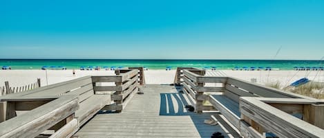 Am Strand, Liegestühle, Strandtücher