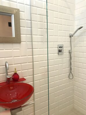 Standard Apartment (Aleje Jerozolimskie 83) | Bathroom | Shower, free toiletries, hair dryer, towels