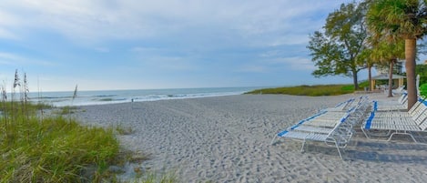 Am Strand, Liegestühle, Strandtücher