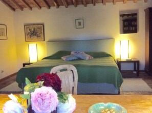 1 chambre, bureau, fer et planche à repasser, Wi-Fi gratuit