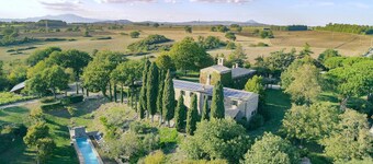 Idyllic HOLIDAY HOUSE / COTTAGE in private park: QUIET + pool + sauna + gym