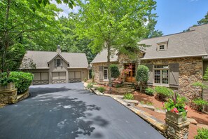 Exterior - Lux Lake Front, 7Bd/7.5Ba, close to all amenities, well stocked, feels like home (Big Canoe)