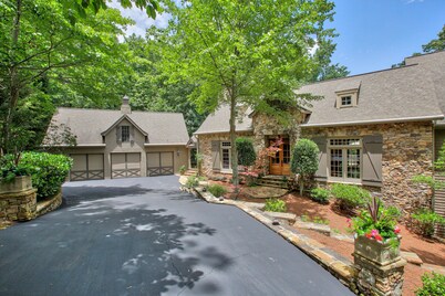 Lux Lake Front, 7Bd/7.5Ba, close to all amenities, well stocked, feels like home