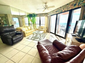 Smart TV, reproductor de DVD, libros y estéreo 