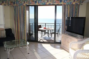 Smart-TV, DVD-spiller, bøker og stereoanlegg