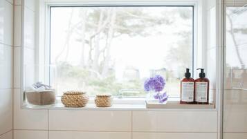 Comfort Double Room (Panorama) | Bathroom | Shower, rainfall showerhead, free toiletries, hair dryer