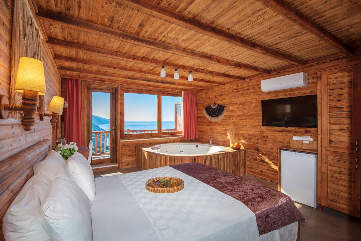 1 bedroom, premium bedding, minibar, desk