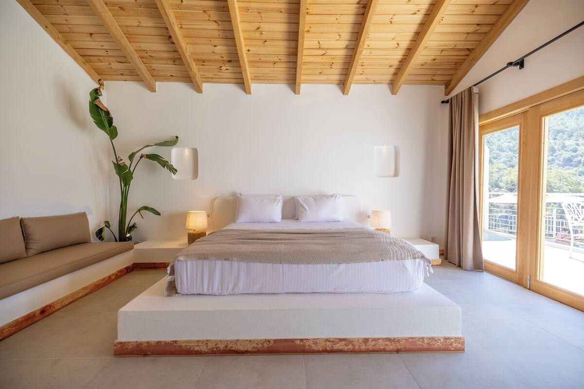 Habitación doble de lujo | Ropa de cama de alta calidad, minibar, escritorio y cortinas blackout