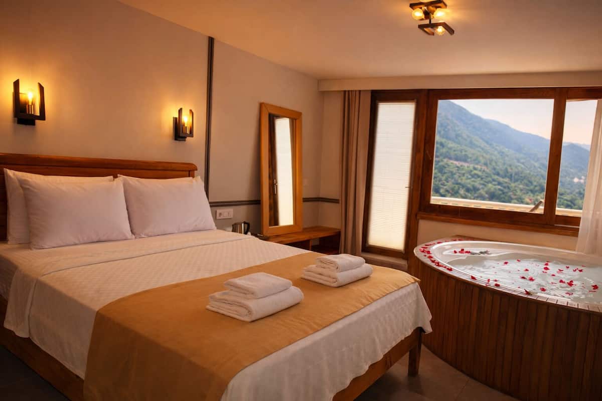 Habitación Deluxe, 1 cama matrimonial | Ropa de cama de alta calidad, minibar, escritorio y cortinas blackout