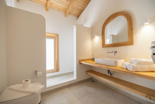 Quarto casal superluxo | Banheiro | Chuveiro, secador de cabelo, chinelos, toalhas de banho