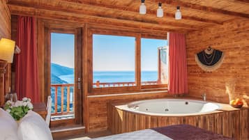 Premium bedding, minibar, desk, blackout drapes