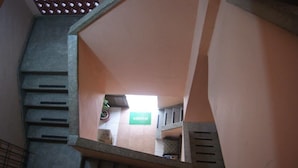 Een trap met een groen bord dat een kamer of ruimte aangeeft.