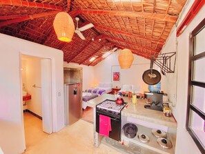 1 habitación, decoración personalizada, muebles diferentes y escritorio 