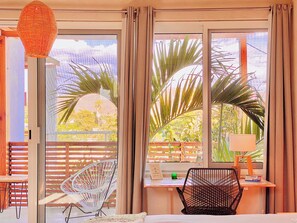 1 habitación, decoración personalizada y muebles diferentes 