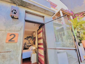 1 habitación, decoración personalizada, muebles diferentes y escritorio 