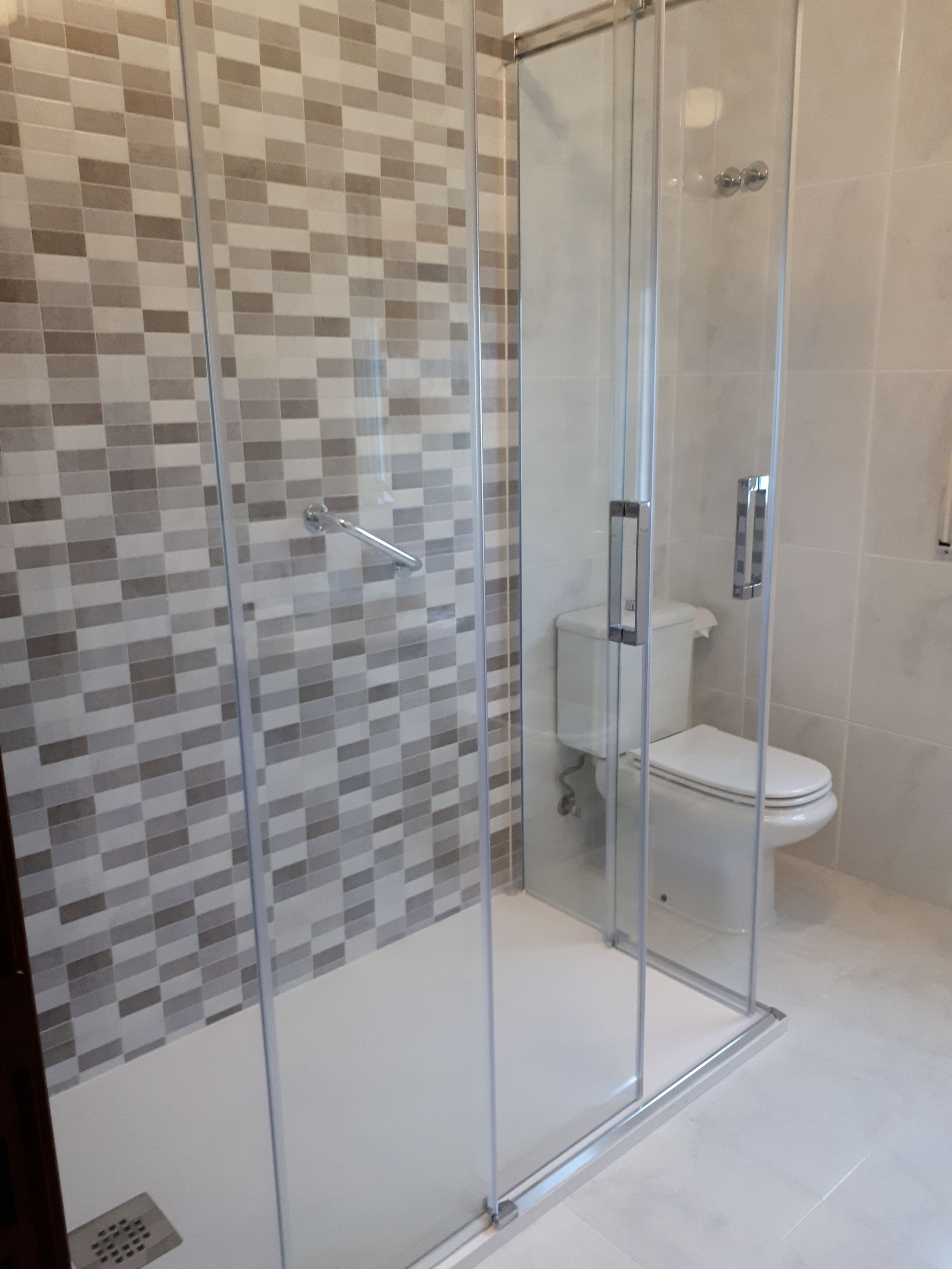 Chambre avec lits jumeaux (102) | Salle de bain | Sèche-cheveux, serviettes fournies