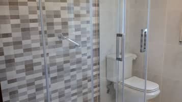 Chambre avec lits jumeaux (102) | Salle de bain | Sèche-cheveux, serviettes fournies