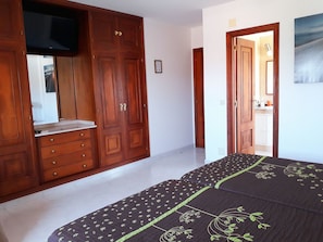 Twin Room (105) | Desk, blackout curtains, free WiFi, bed sheets - Pensión Casa Angelina (O Grove)