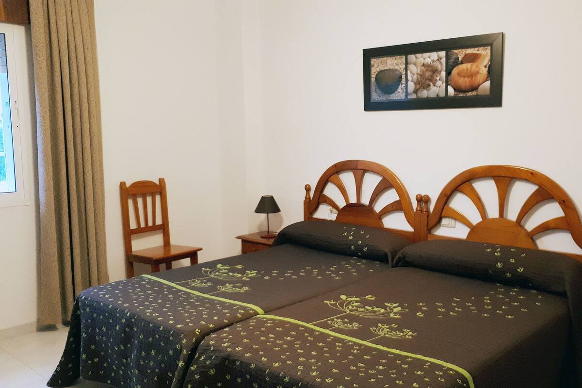 Twin Room (101) | Meja, langsir/tirai gelap terus, Wi-fi percuma, cadar katil