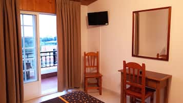 Habitación doble, Terraza, vista al mar (203) | Escritorio, cortinas blackout, wifi gratis y ropa de cama
