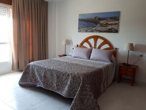 Escritorio, cortinas blackout, wifi gratis y ropa de cama