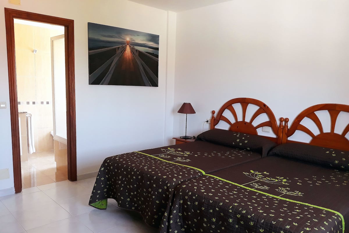 Twin Room (105) | Meja, langsir/tirai gelap terus, Wi-fi percuma, cadar katil