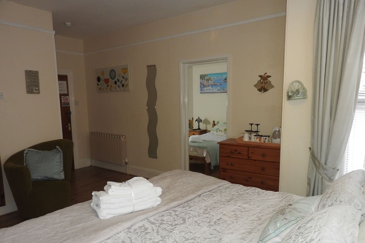 Suite supérieure, salle de bain attenante, vue sur la mer | Accès au Wi-Fi (inclus)