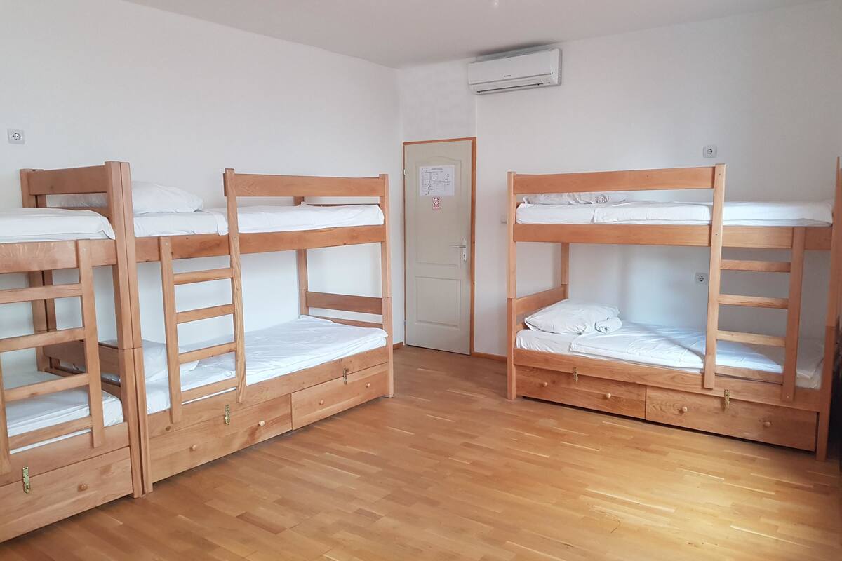 Caja de seguridad en la habitación, wifi gratis y ropa de cama
