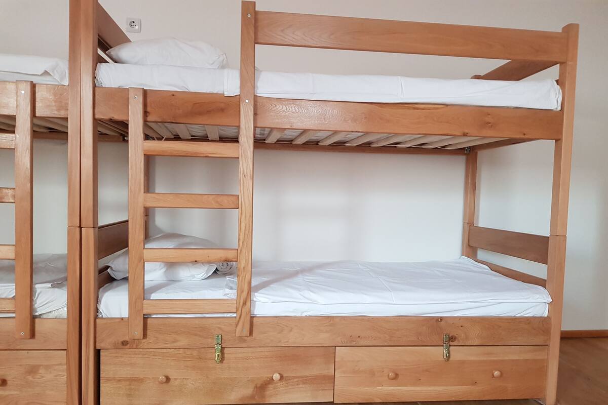 Caja de seguridad en la habitación, wifi gratis y ropa de cama