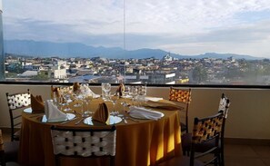 Aperto a colazione, pranzo e cena, cucina locale e internazionale