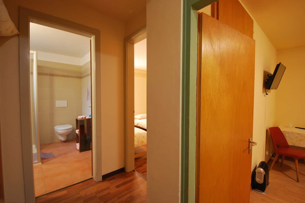 apartment | 1 bedroom, desk, soundproofing, cots/infant beds