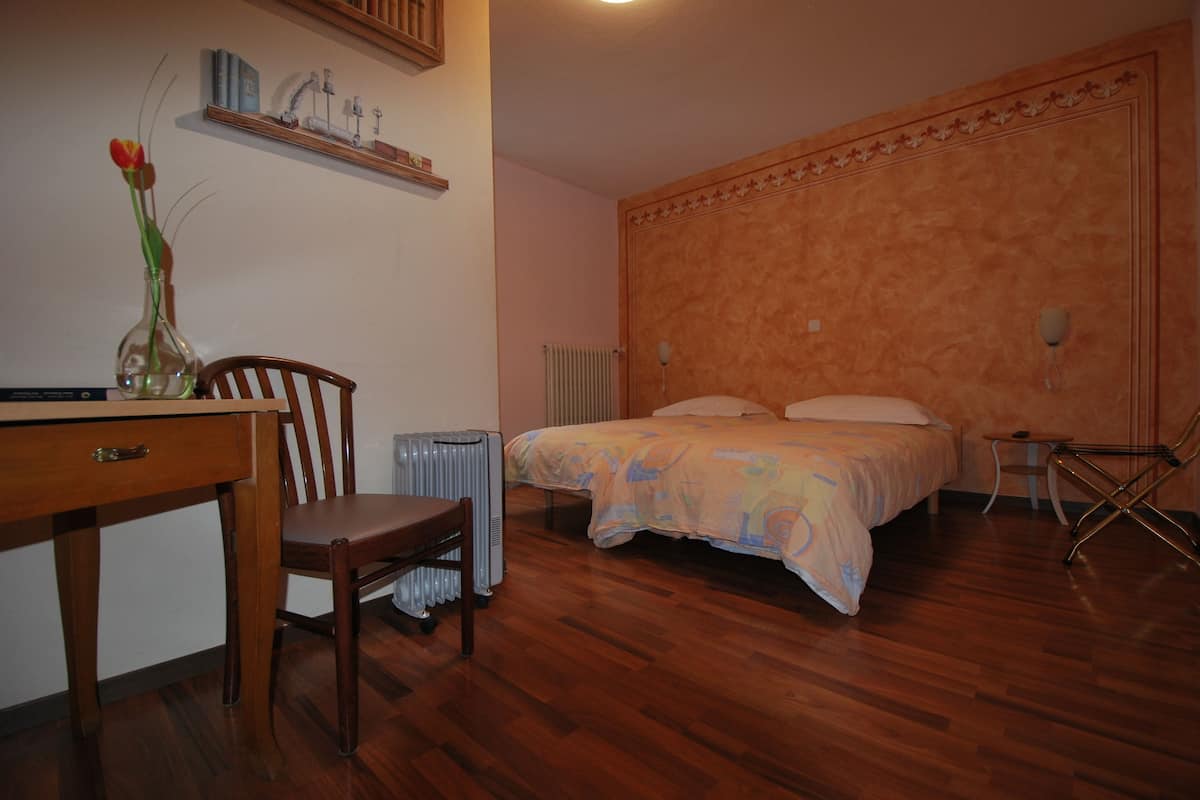 economy double or twin room | 1 bedroom, desk, soundproofing, cots/infant beds