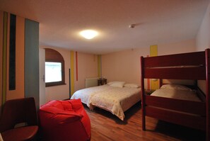 Firemannsrom – familie, flere senger | Skrivebord, lydisolert, barnesenger og wi-fi (inkludert)