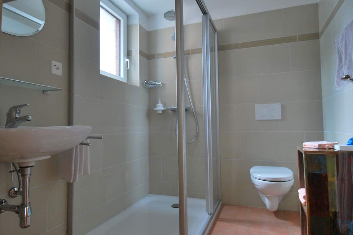 apartment | bathroom | shower, free toiletries, hair dryer, towels