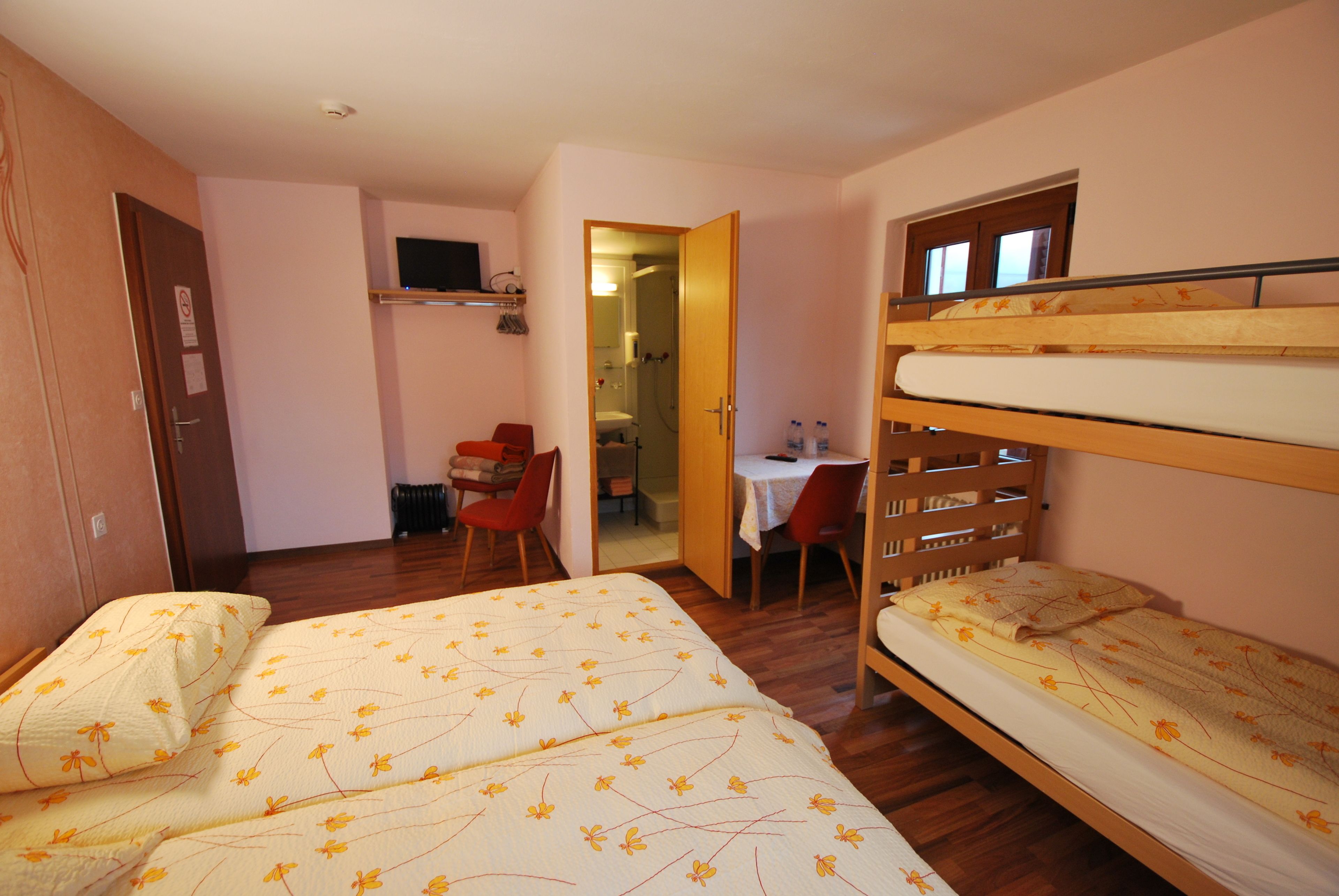 家庭四人房, 多张床 | 办公桌、隔音、婴儿床、免费 WiFi