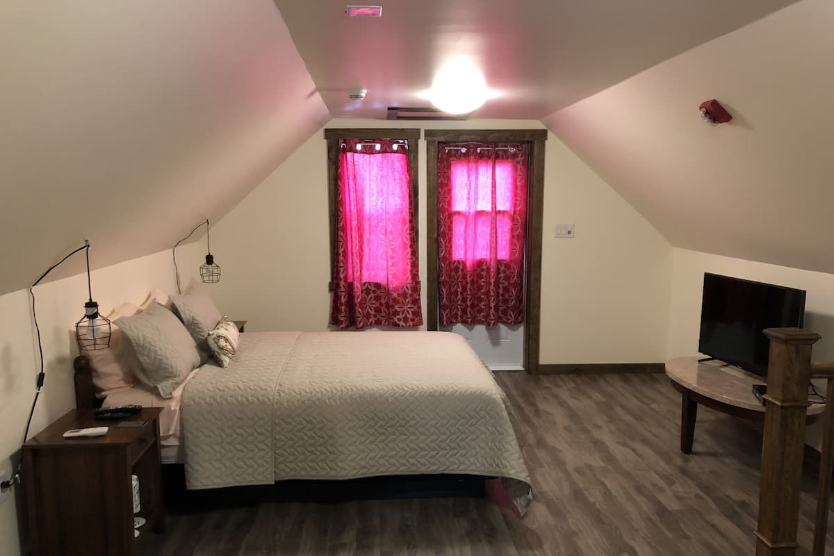 Luxury Loft, 1 Queen Bed, Private Bathroom (Pilot) | Egyptian cotton sheets, premium bedding, individually decorated
