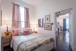 2 bedrooms, iron/ironing board, WiFi