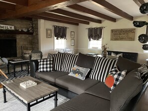 Een smart-tv en een open haard