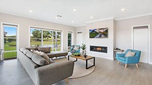 Una Smart TV, una chimenea