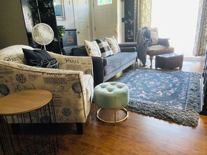 Smart TV, fireplace, books - Lemon Tree Entire Home (Grandview)