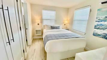 1 habitación, tabla de planchar con plancha y cuna de viaje