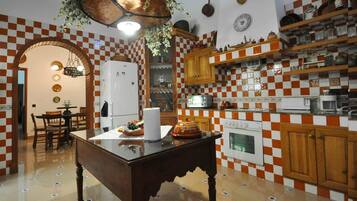 Een koelkast, een magnetron, een oven, een vaatwasser